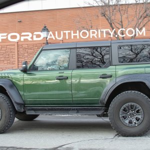 2022-Ford-Bronco-Raptor-Eruption-Green-Real-World-Photos-Exterior-004.jpg