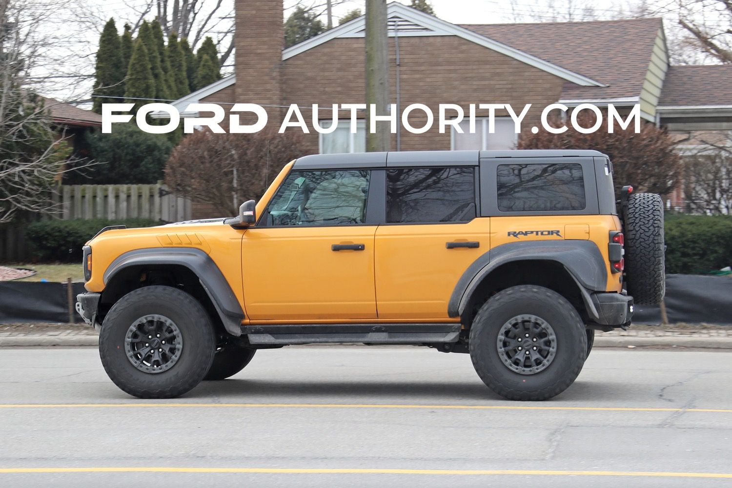 2022-Ford-Bronco-Raptor-Cyber-Orange-Real-World-Photos-Exterior-007.jpg