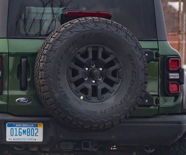 2022-Ford-Bronco-Raptor-Eruption-Green-Real-World-Photos-Exterior-007C.jpg