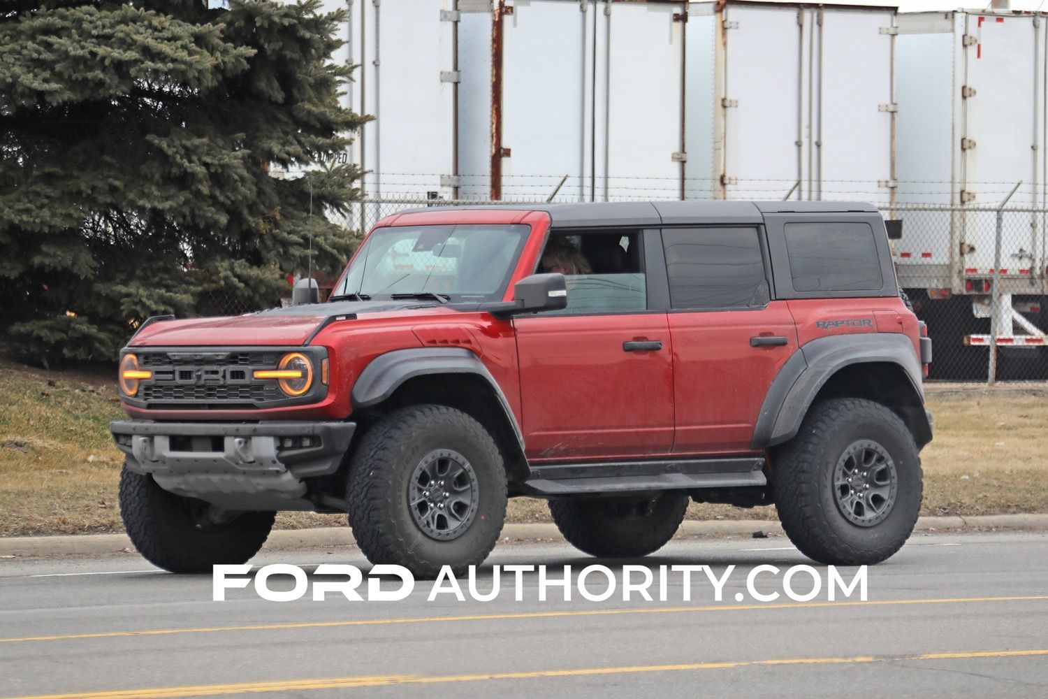 2022-Ford-Bronco-Raptor-Hot-Pepper-Real-World-Photos-Exterior-003.jpg