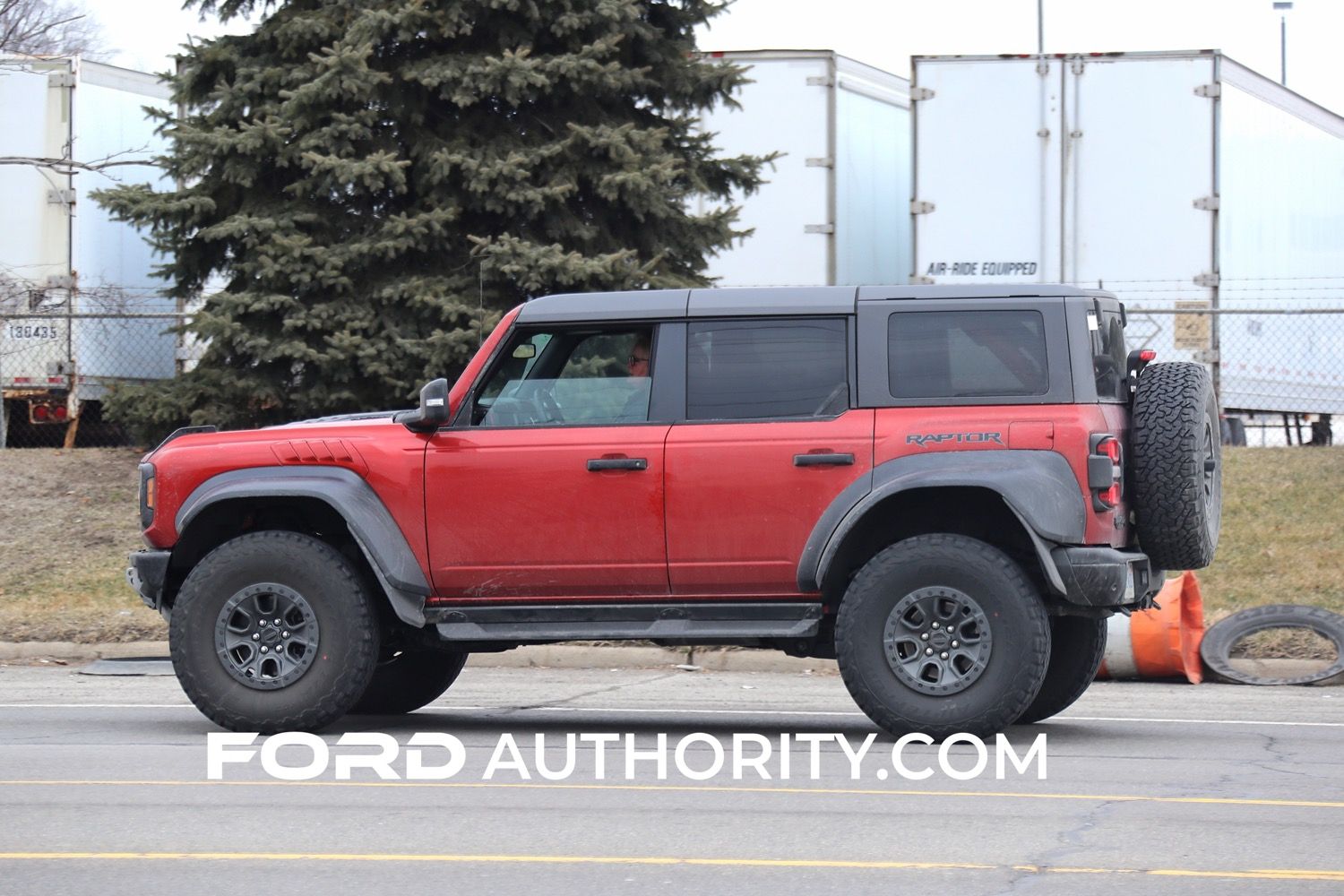 2022-Ford-Bronco-Raptor-Hot-Pepper-Real-World-Photos-Exterior-006.jpg