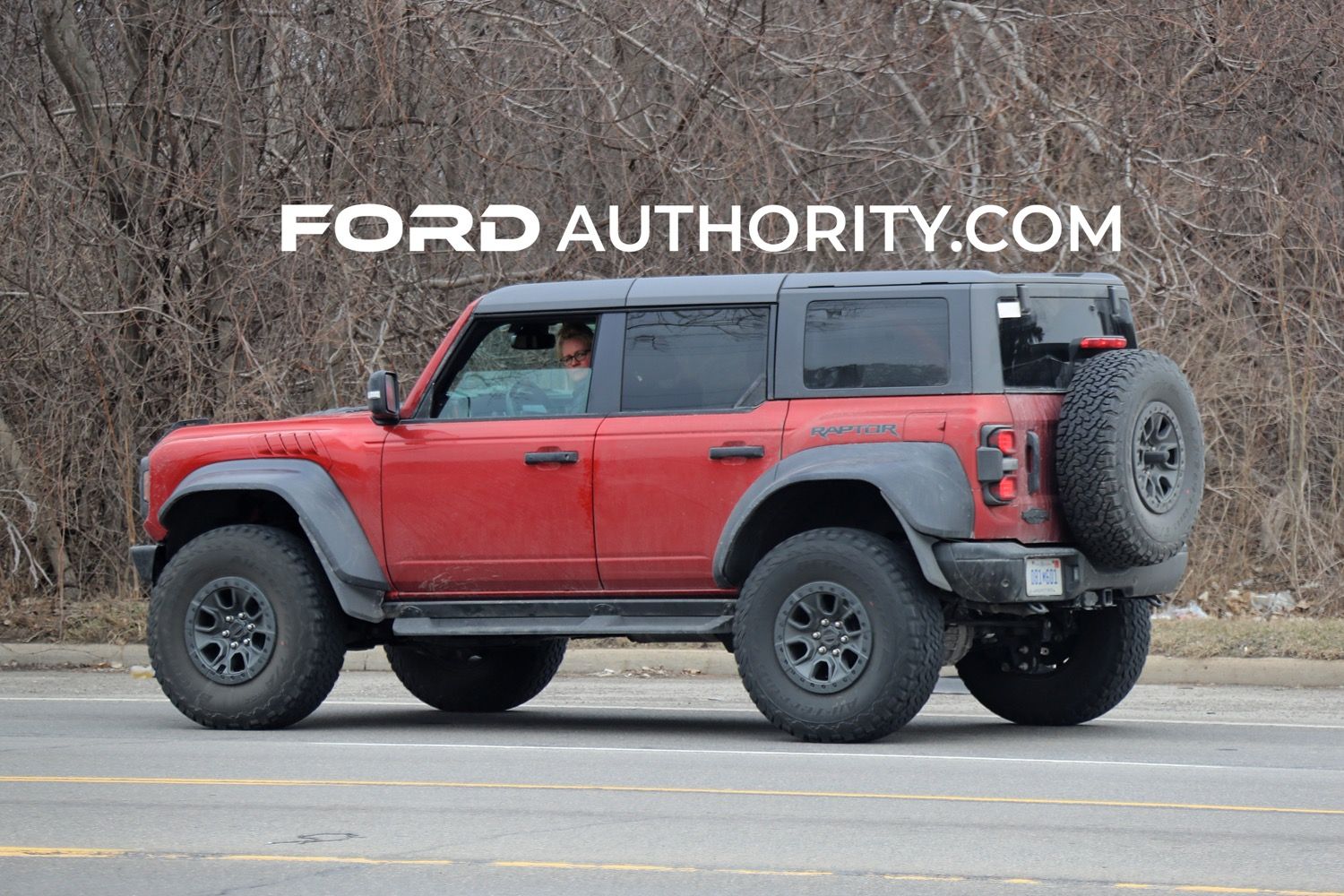 2022-Ford-Bronco-Raptor-Hot-Pepper-Real-World-Photos-Exterior-007.jpg