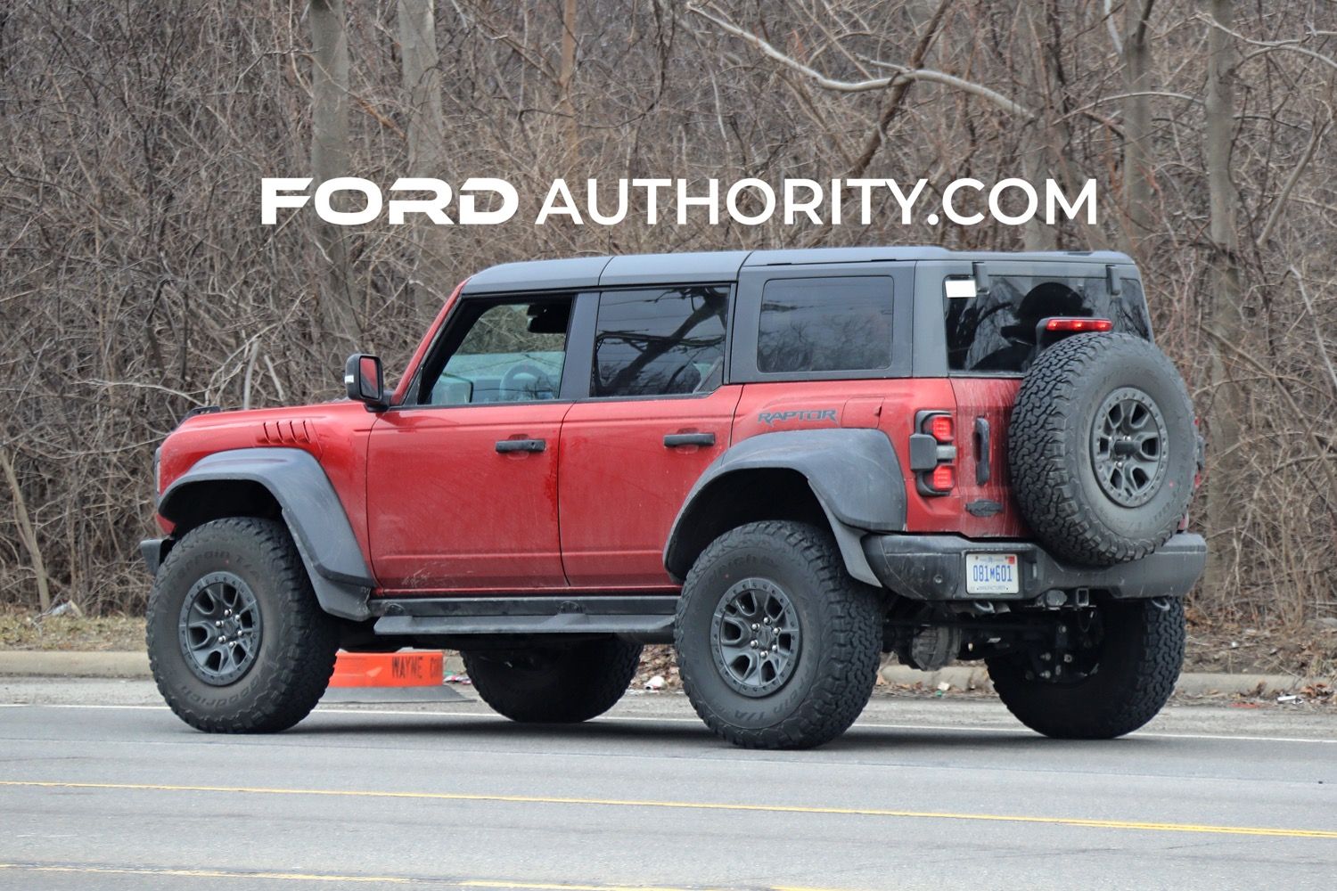 2022-Ford-Bronco-Raptor-Hot-Pepper-Real-World-Photos-Exterior-008.jpg