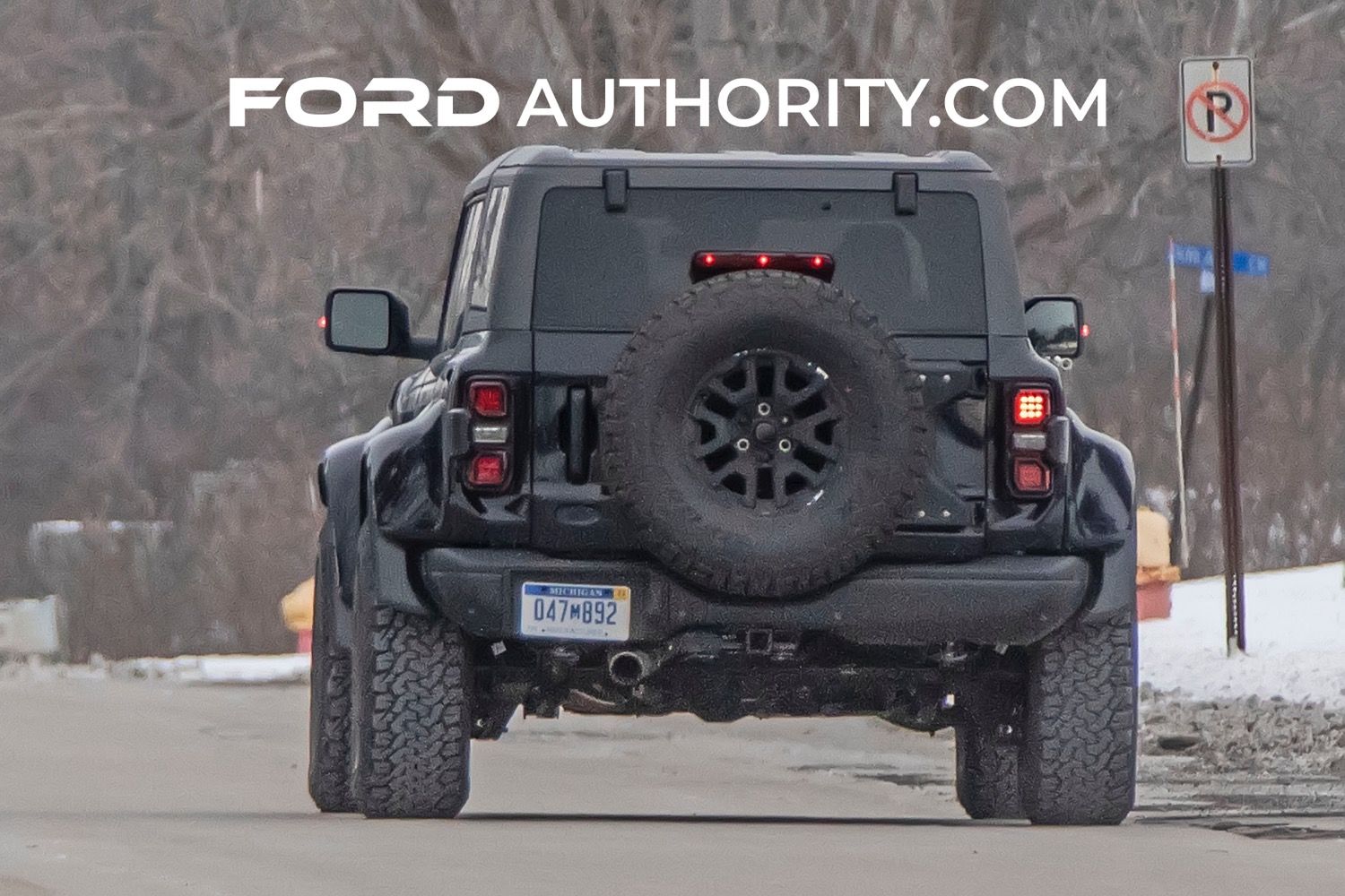 2022-Ford-Bronco-Raptor-Shadow-Black-Real-World-Photos-Exterior-009.jpeg