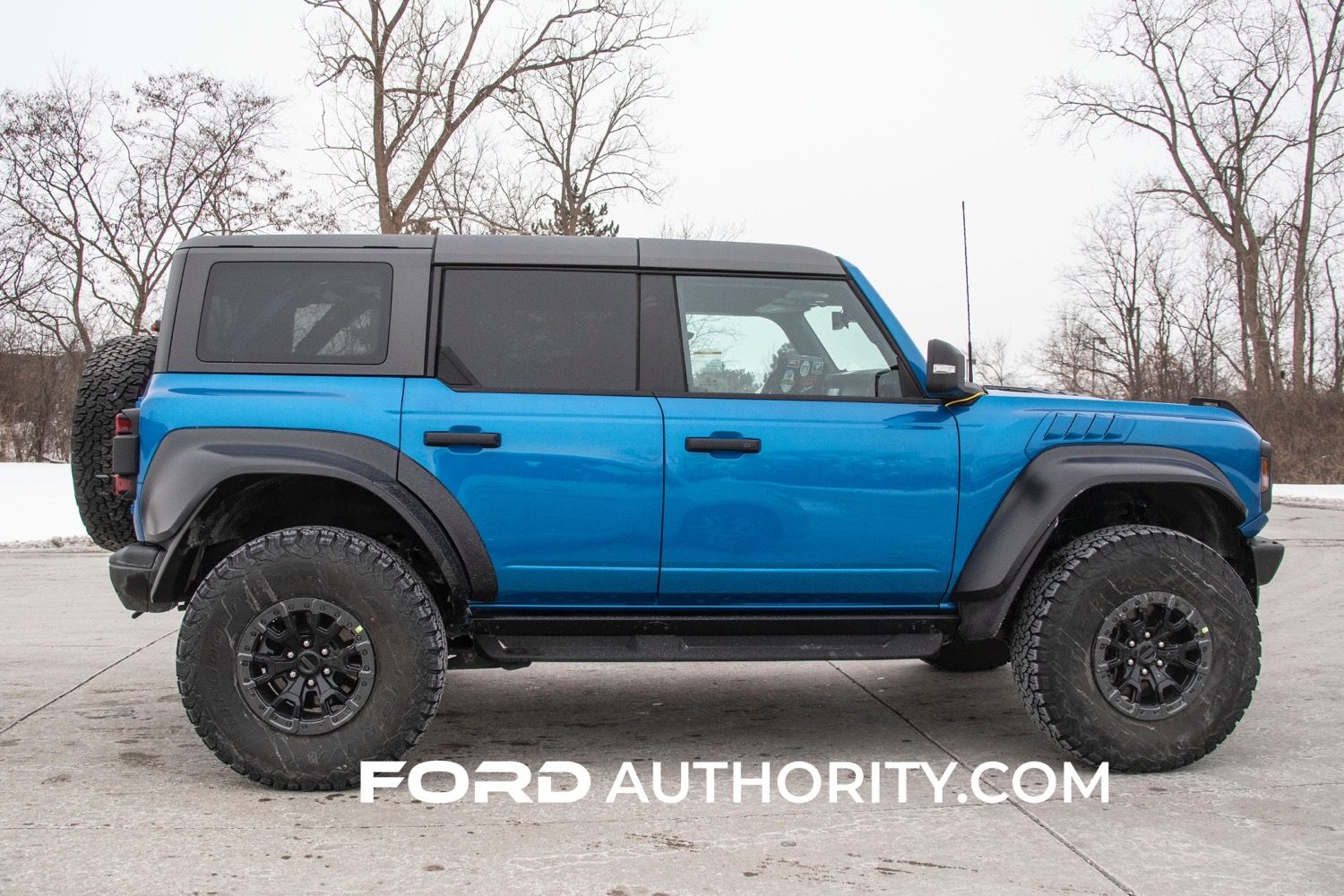 2022-Ford-Bronco-Raptor-Velocity-Blue-Metallic-Real-World-Photos-Exterior-001.jpg