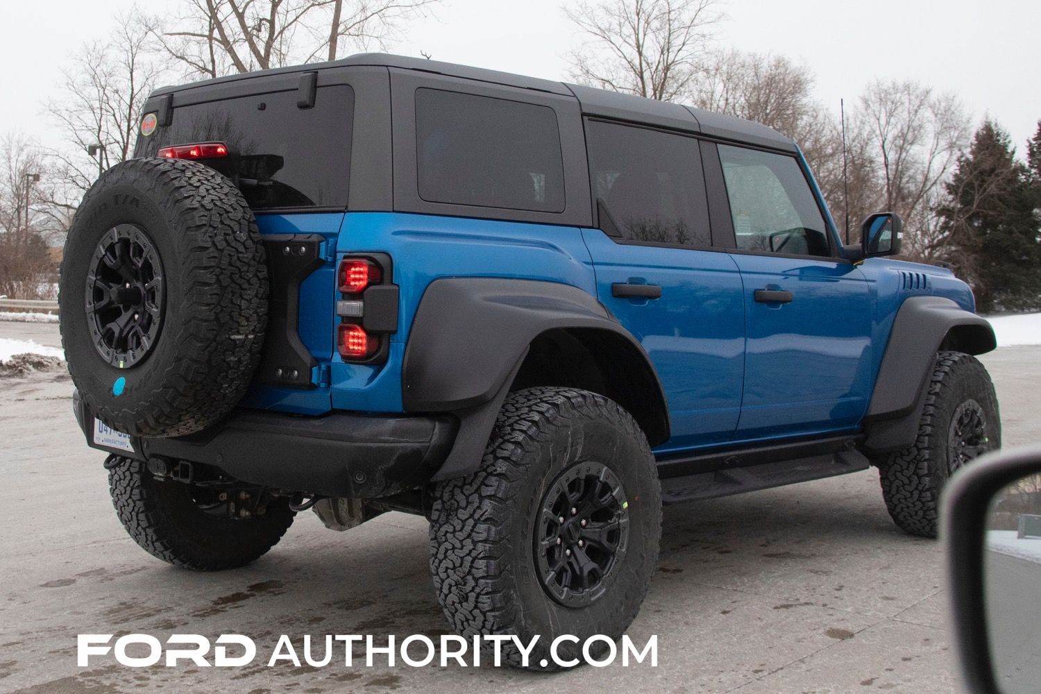 2022-Ford-Bronco-Raptor-Velocity-Blue-Metallic-Real-World-Photos-Exterior-005.jpg