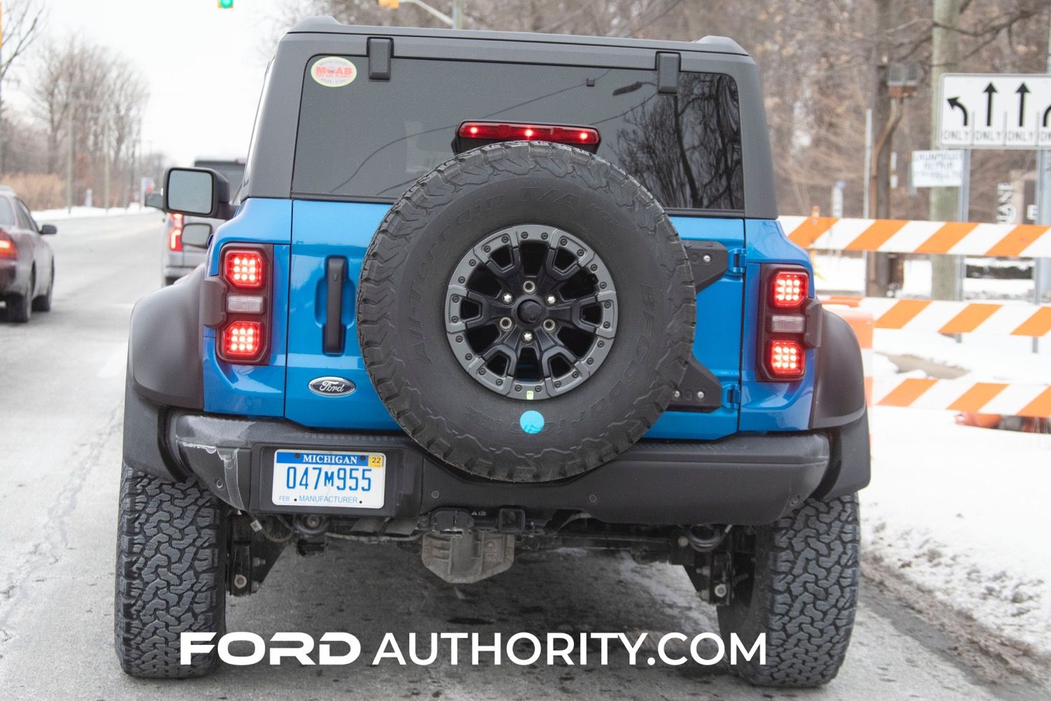 2022-Ford-Bronco-Raptor-Velocity-Blue-Metallic-Real-World-Photos-Exterior-006.jpg