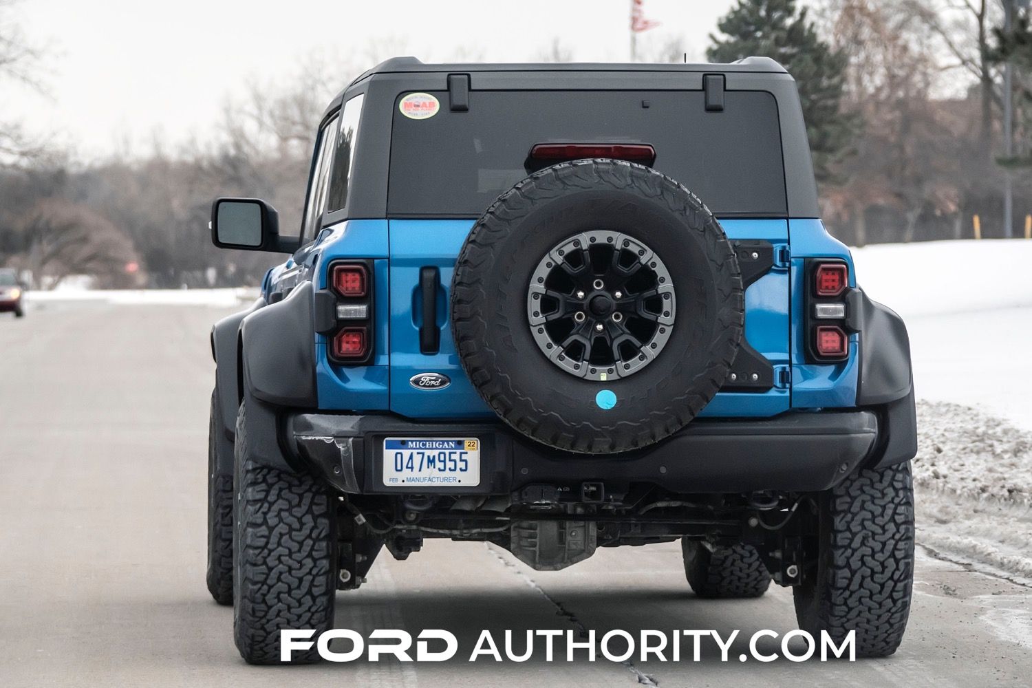 2022-Ford-Bronco-Raptor-Velocity-Blue-Metallic-Real-World-Photos-Exterior-007.jpg