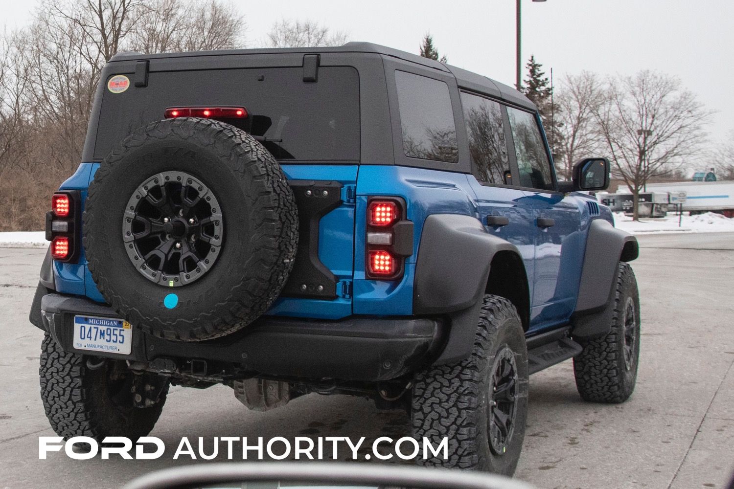 2022-Ford-Bronco-Raptor-Velocity-Blue-Metallic-Real-World-Photos-Exterior-008.jpg