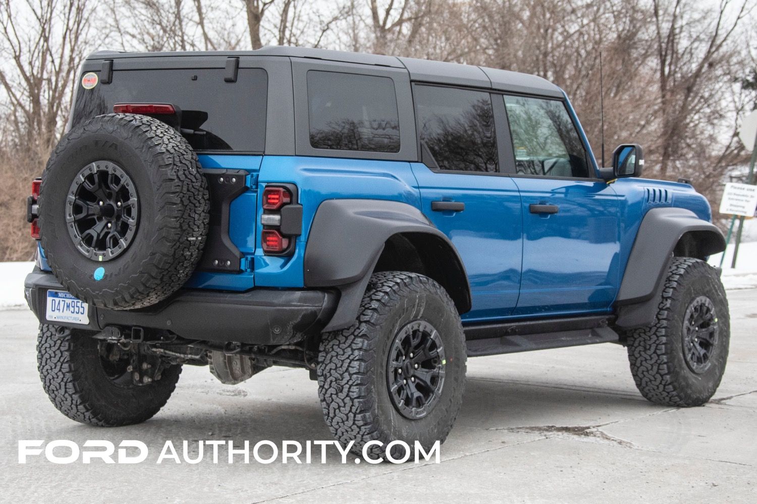 2022-Ford-Bronco-Raptor-Velocity-Blue-Metallic-Real-World-Photos-Exterior-009.jpg