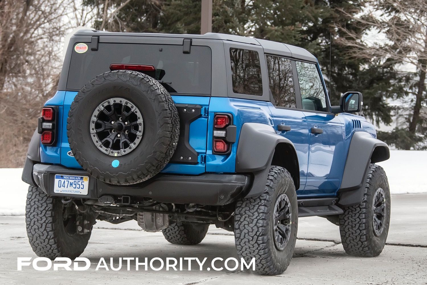 2022-Ford-Bronco-Raptor-Velocity-Blue-Metallic-Real-World-Photos-Exterior-010.jpg