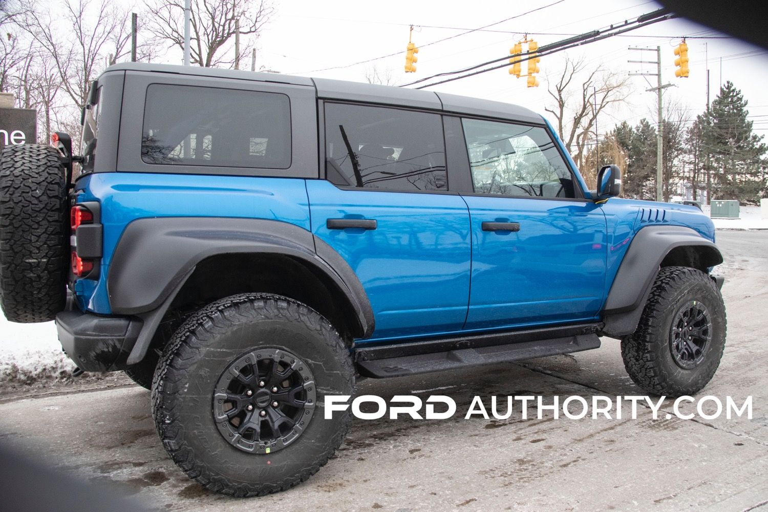 2022-Ford-Bronco-Raptor-Velocity-Blue-Metallic-Real-World-Photos-Exterior-014.jpg