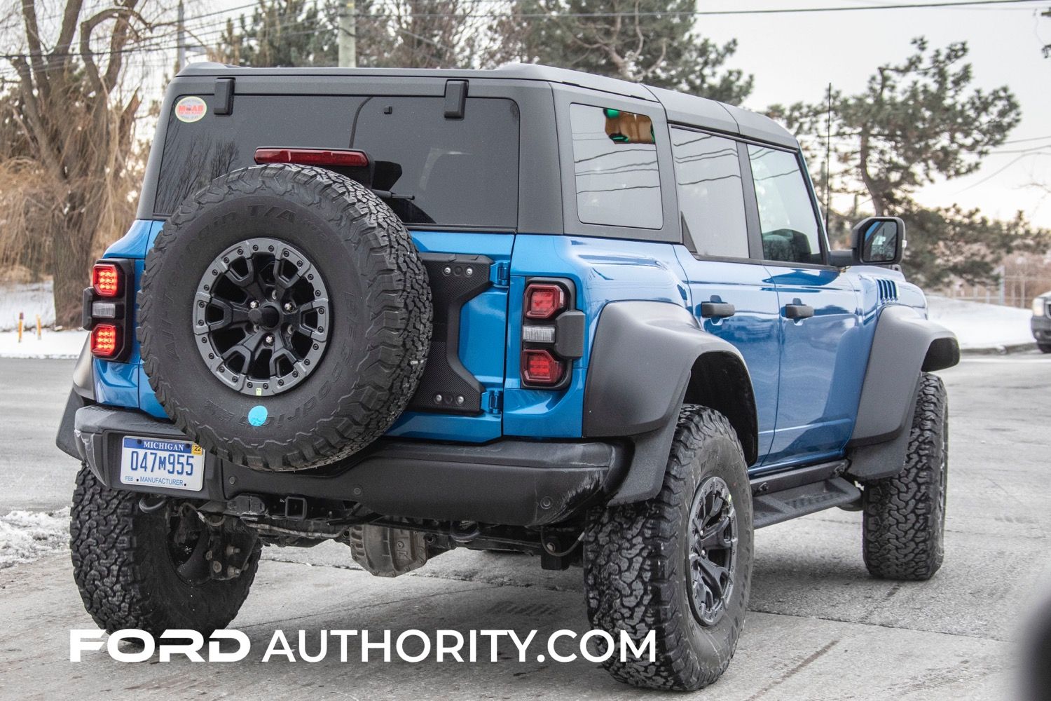 2022-Ford-Bronco-Raptor-Velocity-Blue-Metallic-Real-World-Photos-Exterior-016.jpg