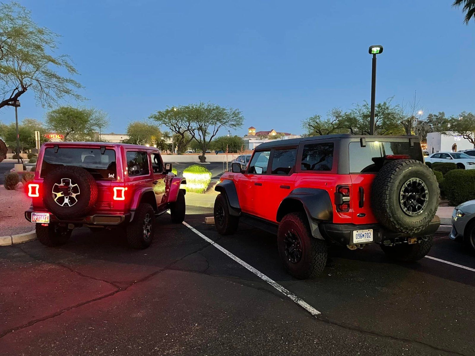 bronco-raptor-vs-jeep-wrangler1.jpg